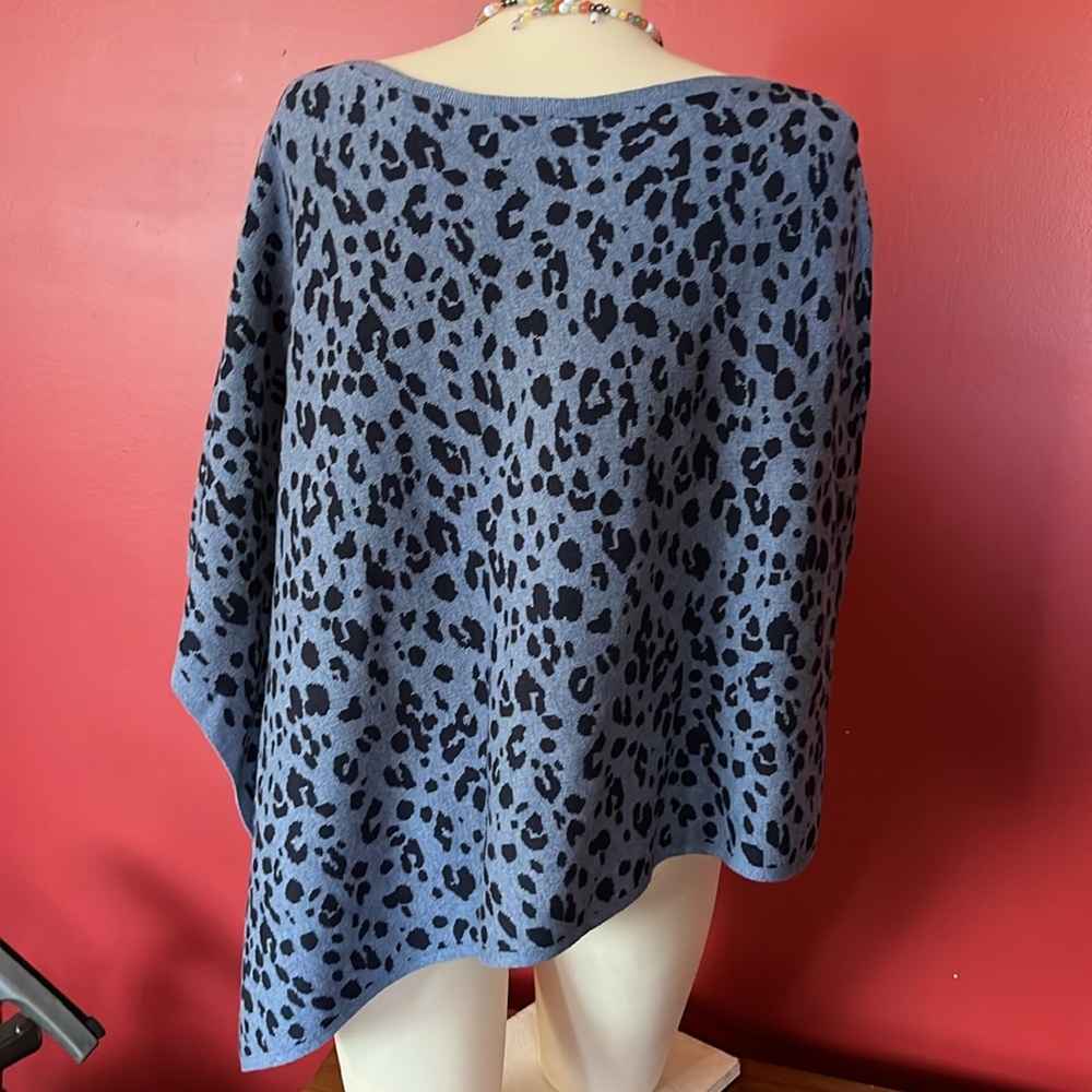 New Talbots M/L blue animal print poncho - Picture 5 of 13